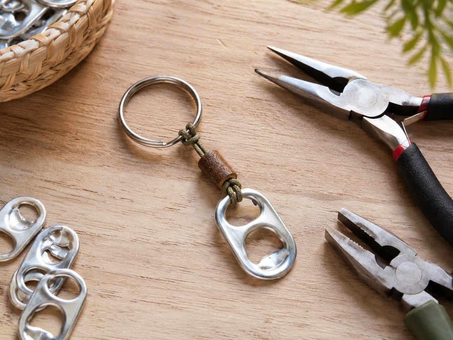 Handmade keychain using aluminum pop tabs